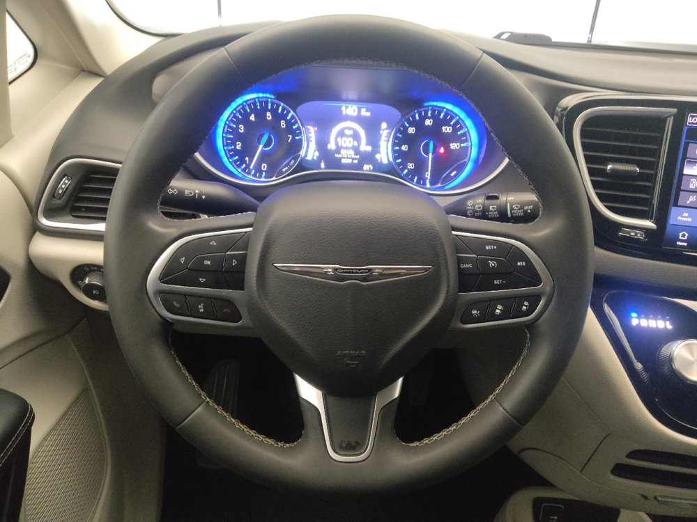 Used 2024 Chrysler Pacifica Touring-L FWD image 22