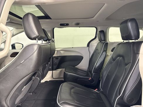 Used 2023 Chrysler Pacifica Limited FWD image 22