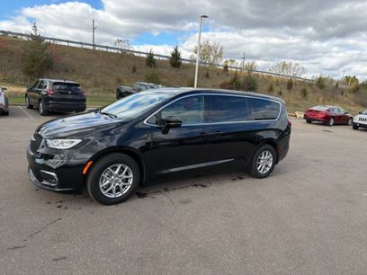 Used 2025 Chrysler Pacifica Select