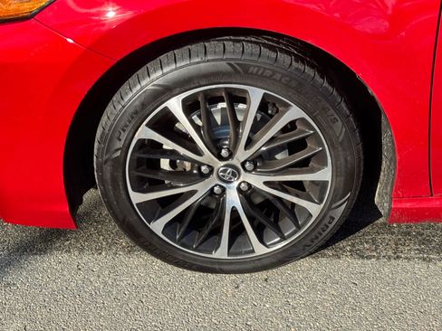 Used 2020 Toyota Camry SE image 10