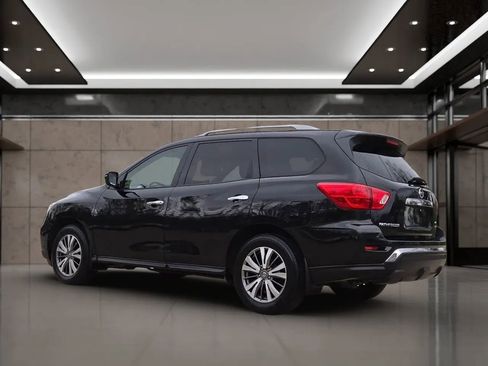 Used 2019 Nissan Pathfinder SV image 3