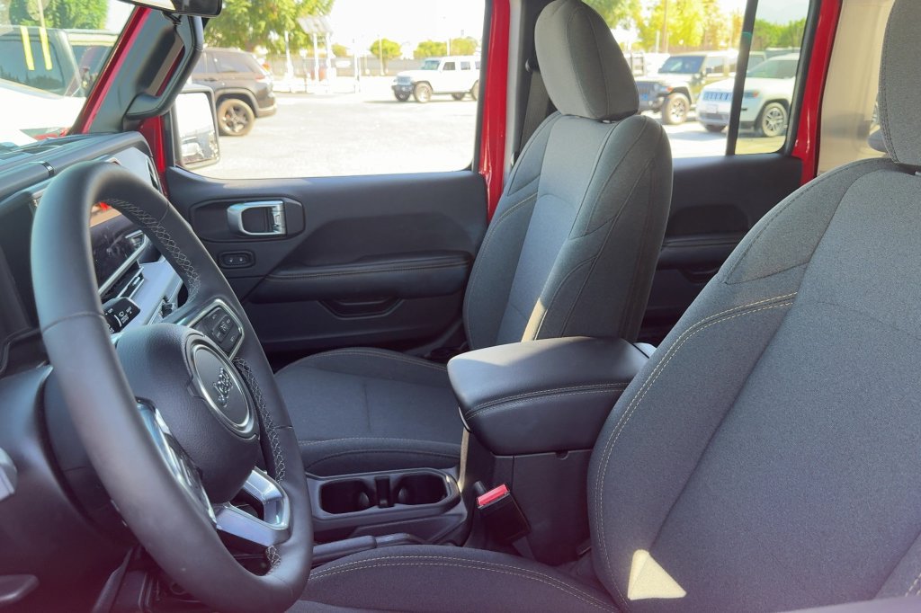 Used 2026 Jeep Wrangler Unlimited Sahara AWD/4WD image 11