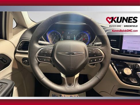 Used 2024 Chrysler Pacifica Touring-L FWD image 15
