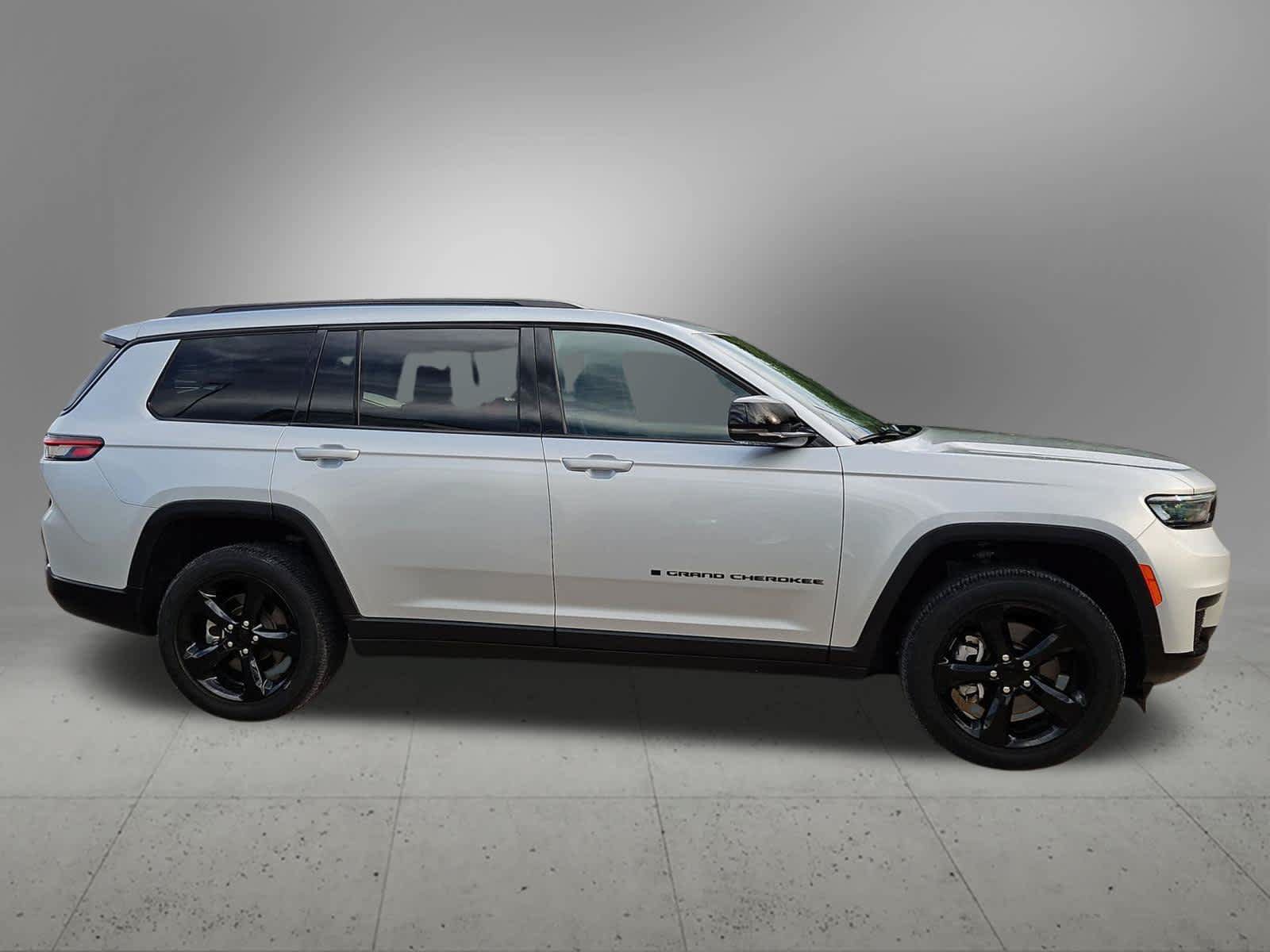 Used 2023 Jeep Grand Cherokee L Laredo RWD image 6
