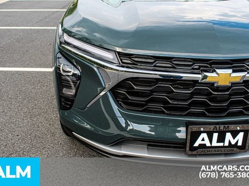 Used 2025 Chevrolet Trax LT FWD image 11