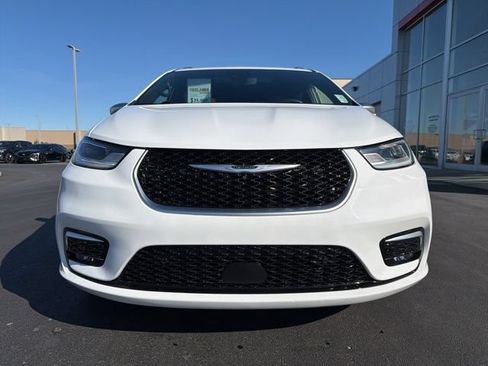 Used 2022 Chrysler Pacifica Pinnacle FWD image 2
