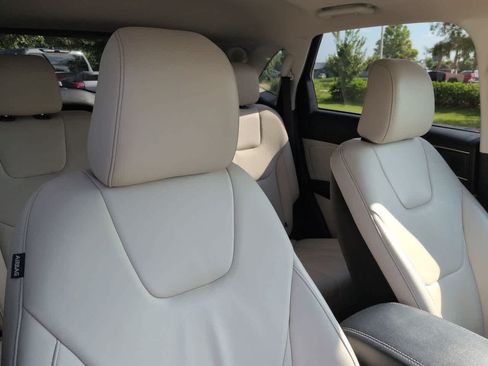 Used 2021 Ford Edge Titanium FWD image 7