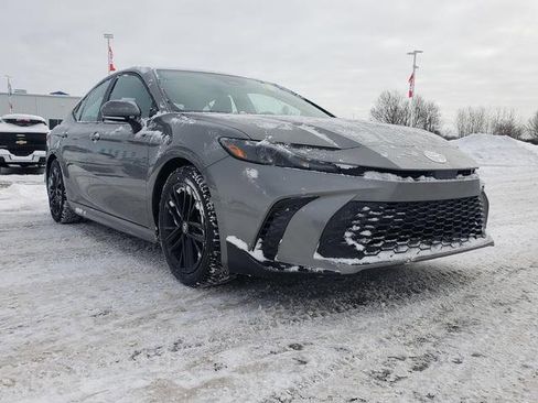 Used 2025 Toyota Camry SE image 3