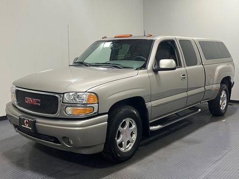 Used 2002 GMC Sierra 1500 Denali image 1
