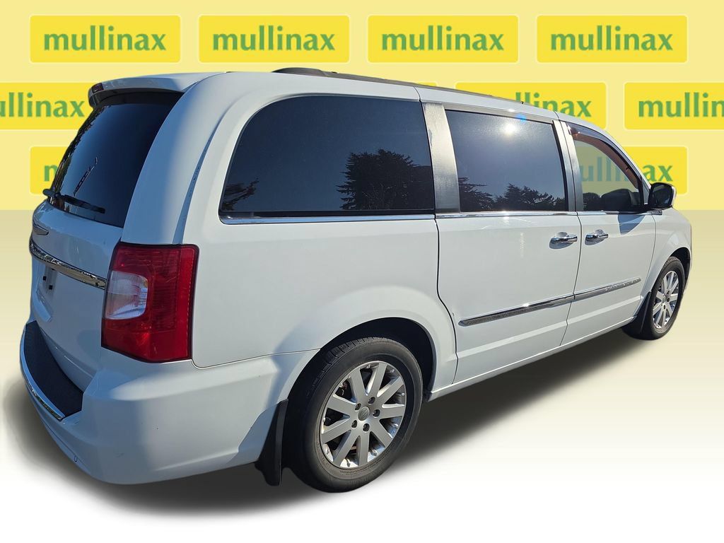 Used 2016 Chrysler Town & Country Touring w/ Driver Convenience Group FWD image 3