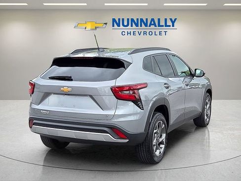 Used 2025 Chevrolet Trax LT FWD image 5