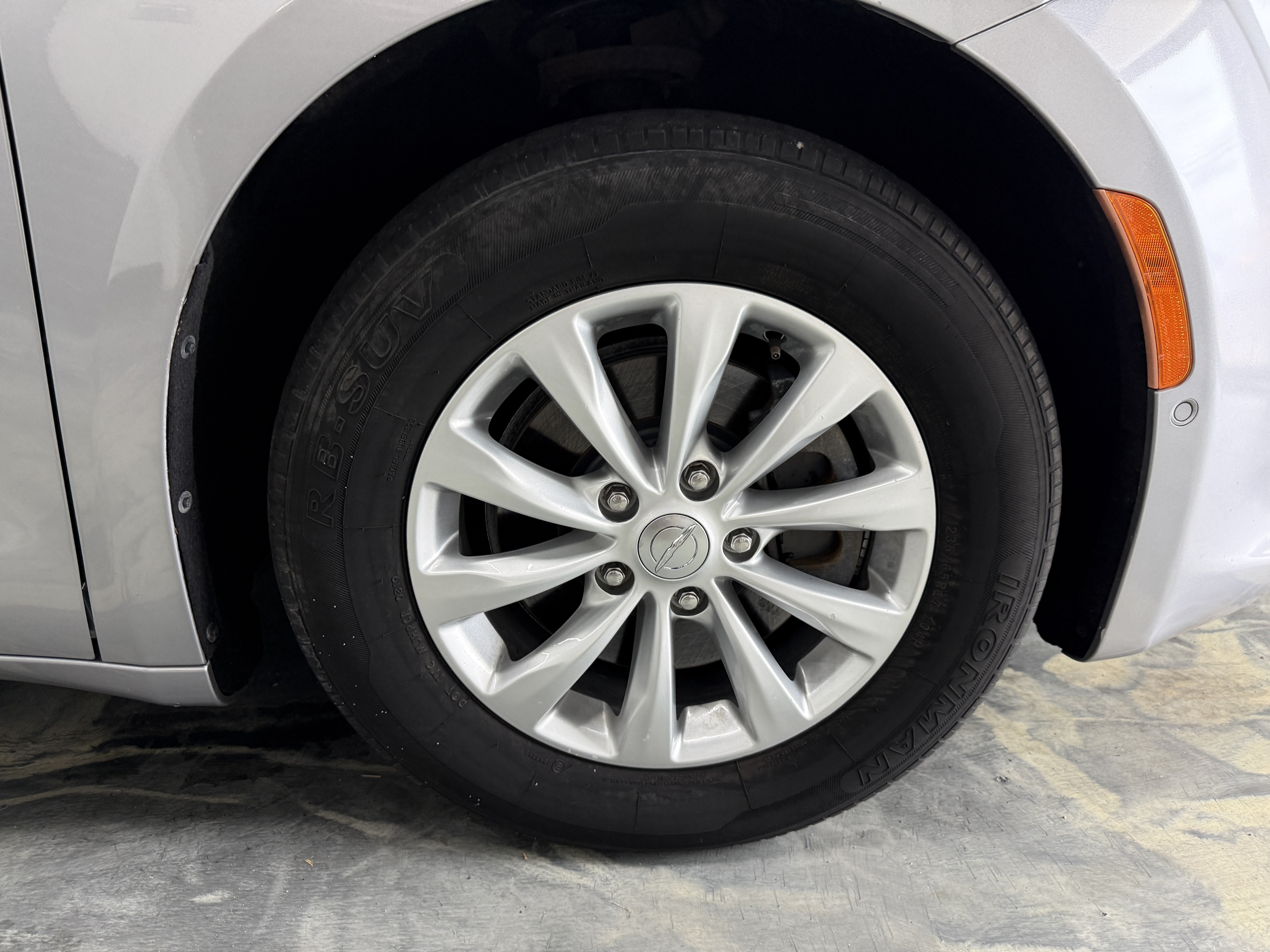 Used 2018 Chrysler Pacifica Touring-L FWD image 31