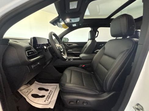 Used 2025 Chevrolet Traverse LT w/ Sun and Wheel Package AWD/4WD image 2