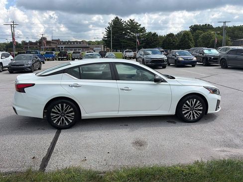 Used 2024 Nissan Altima 2.5 SV FWD image 6