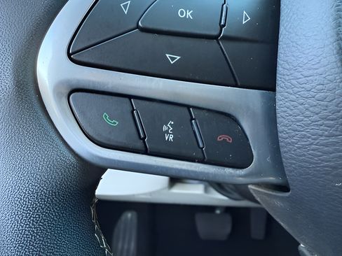Used 2024 Chrysler Pacifica Touring-L FWD image 21