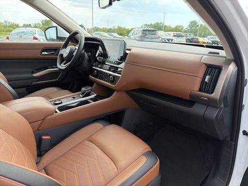 Used 2025 Nissan Pathfinder Platinum w/ Cargo Package AWD/4WD image 16