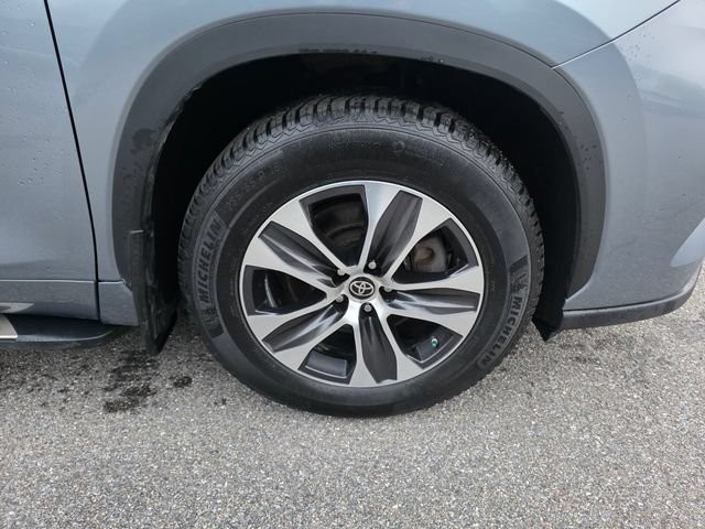 Used 2022 Toyota Highlander XLE AWD/4WD image 13
