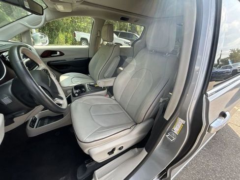Used 2020 Chrysler Pacifica Limited image 16