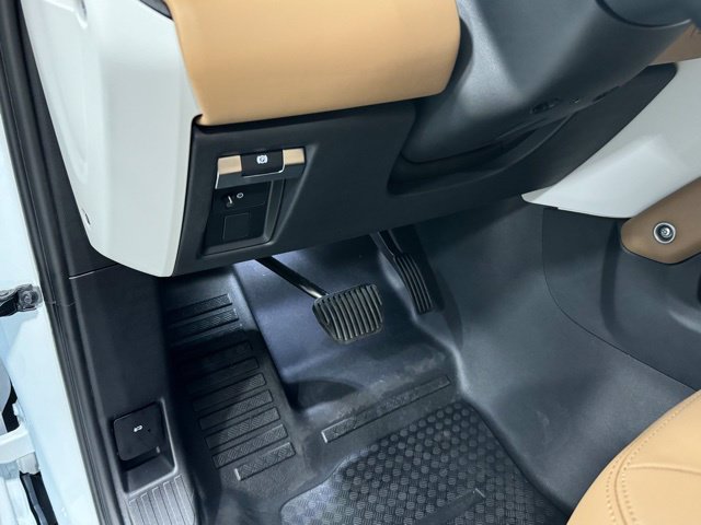 New 2025 Land Rover Defender 110 X-Dynamic SE AWD/4WD image 15