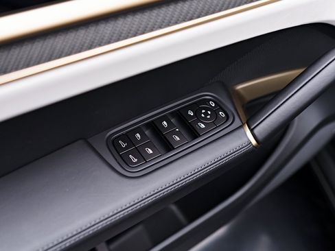 Used 2025 Porsche Cayenne GTS image 39