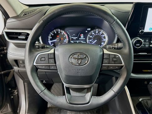 Used 2023 Toyota Highlander XLE image 9