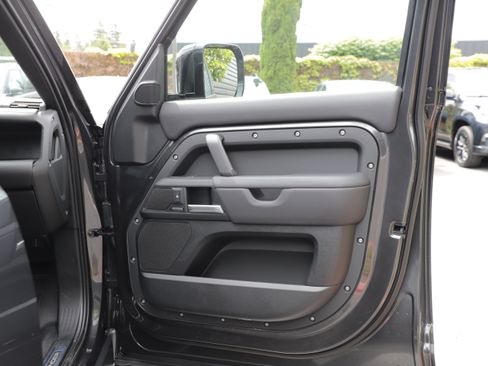 Used 2025 Land Rover Defender 130 X-Dynamic SE AWD/4WD image 9