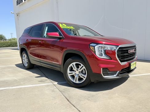 Used 2024 GMC Terrain SLE image 2