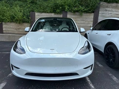 Used 2023 Tesla Model Y Long Range AWD/4WD image 2