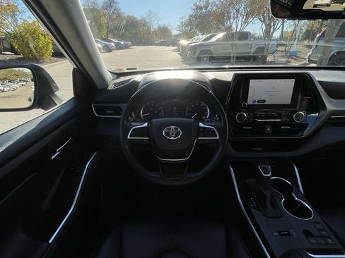 Used 2024 Toyota Highlander LE image 11