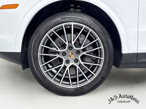Used 2023 Porsche Cayenne w/ Premium Package AWD/4WD image 39