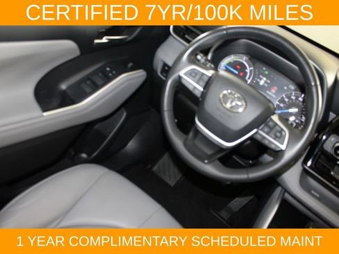 Used 2022 Toyota Highlander XLE AWD/4WD image 18