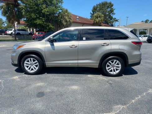 Used 2016 Toyota Highlander LE image 3