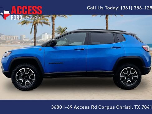Used 2025 Jeep Compass Trailhawk AWD/4WD image 3