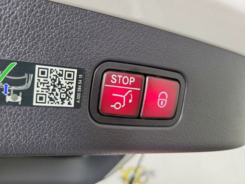 Used 2025 Mercedes-Benz GLC 300 4MATIC image 26
