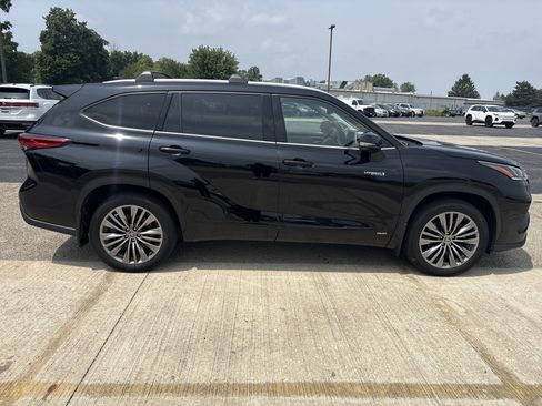 Used 2021 Toyota Highlander Platinum AWD/4WD image 3