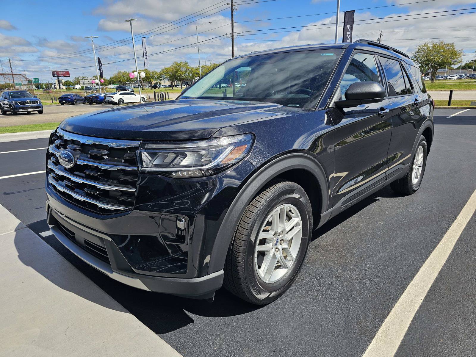 Used 2026 Ford Explorer Active w/ Active Comfort Package RWD image 2