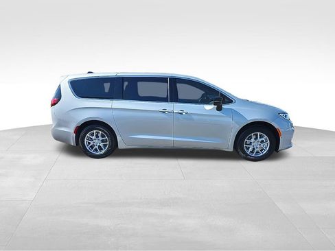 New 2026 Chrysler Pacifica Select image 12