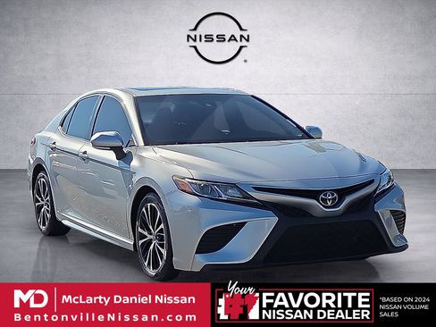 Used 2018 Toyota Camry SE w/ Audio Package FWD image 1