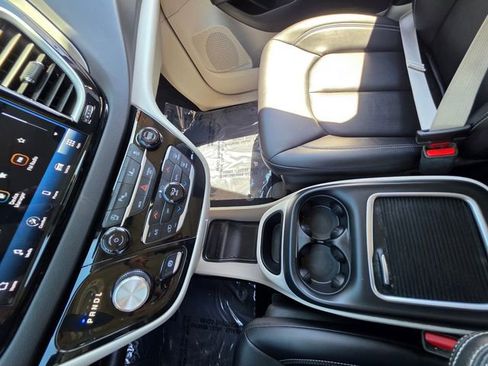 Used 2024 Chrysler Pacifica Touring-L FWD image 19