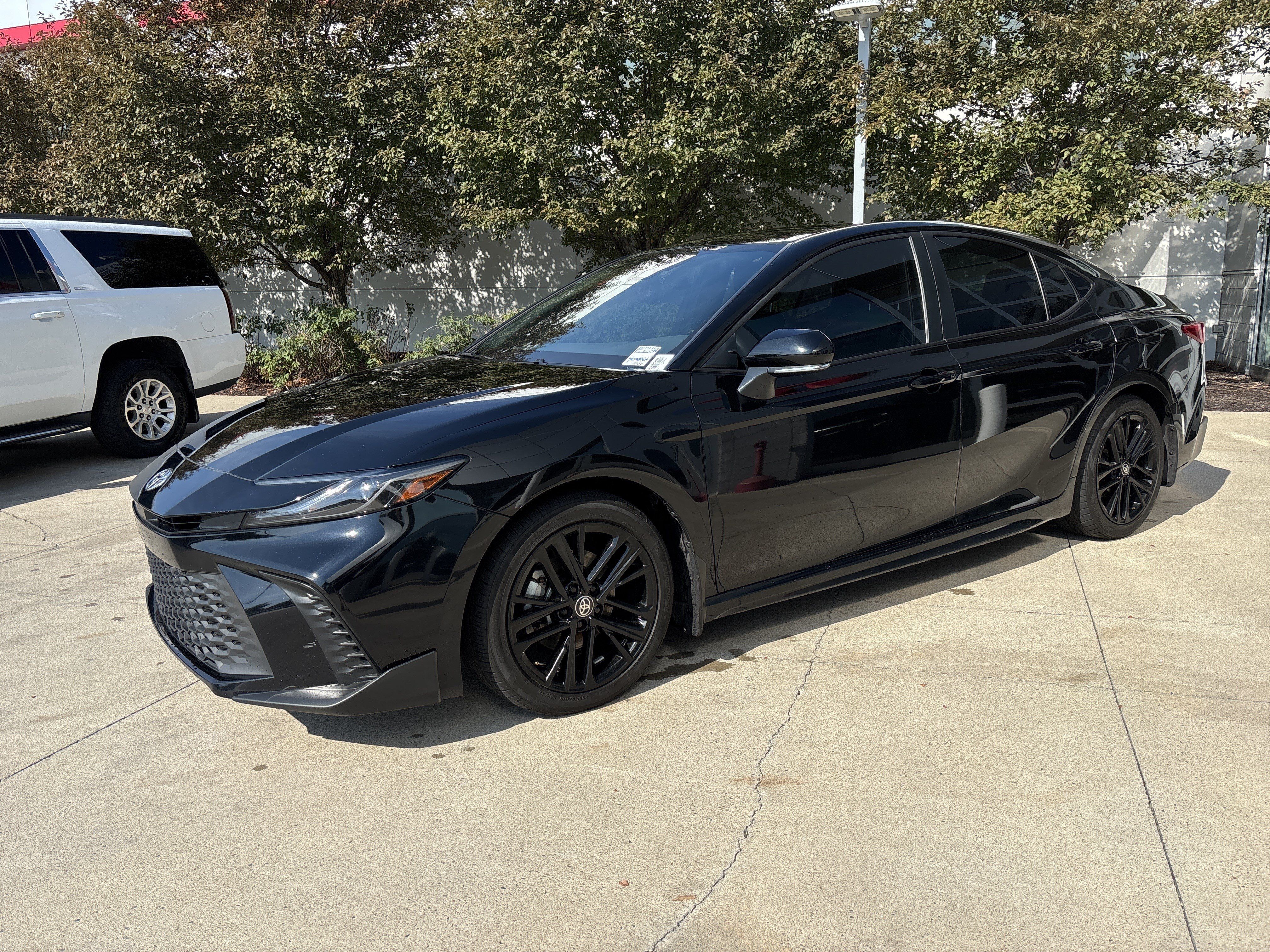 Used 2025 Toyota Camry SE FWD image 3