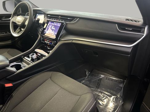 Used 2025 Jeep Grand Cherokee Laredo X image 11