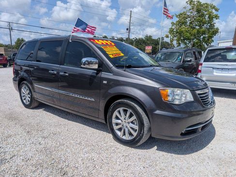 Used 2014 Chrysler Town & Country Touring-L FWD image 1