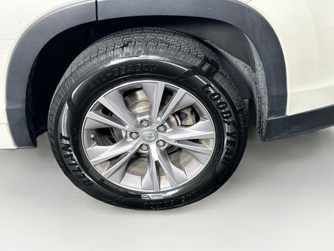 Used 2014 Toyota Highlander XLE image 11