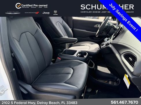 Used 2025 Chrysler Pacifica Select FWD image 19
