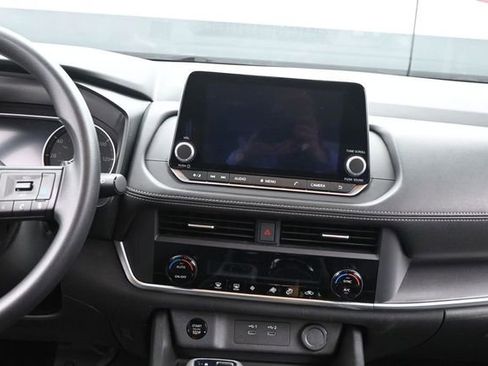 Used 2024 Nissan Rogue SV FWD image 24