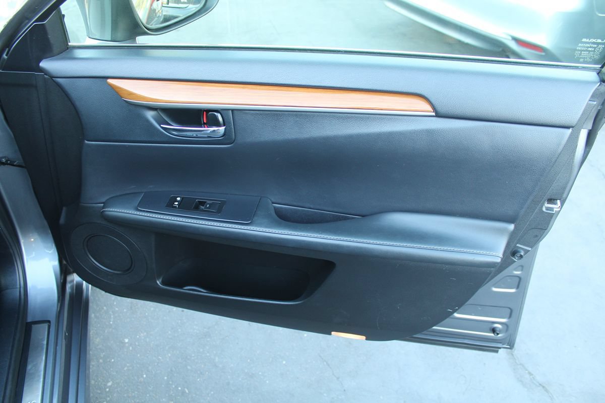 Used 2014 Lexus ES 300h w/ Luxury Package w/Bamboo Trim FWD image 21