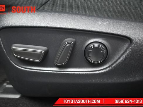 Used 2023 Toyota Venza LE AWD/4WD image 25