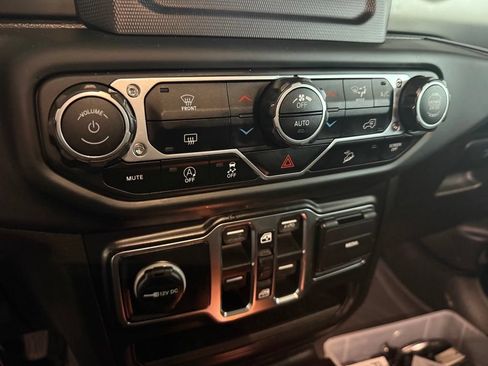 Used 2018 Jeep Wrangler Unlimited Sport S AWD/4WD image 13