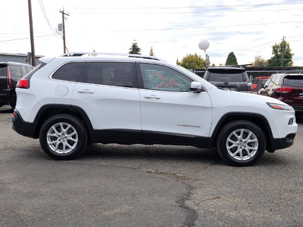 Used 2018 Jeep Cherokee Latitude w/ Safety Group AWD/4WD image 9