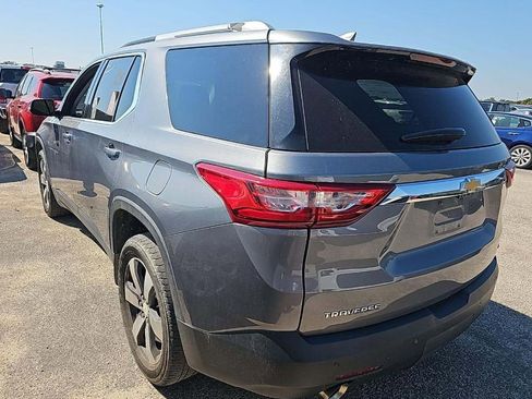 Used 2018 Chevrolet Traverse LT image 2